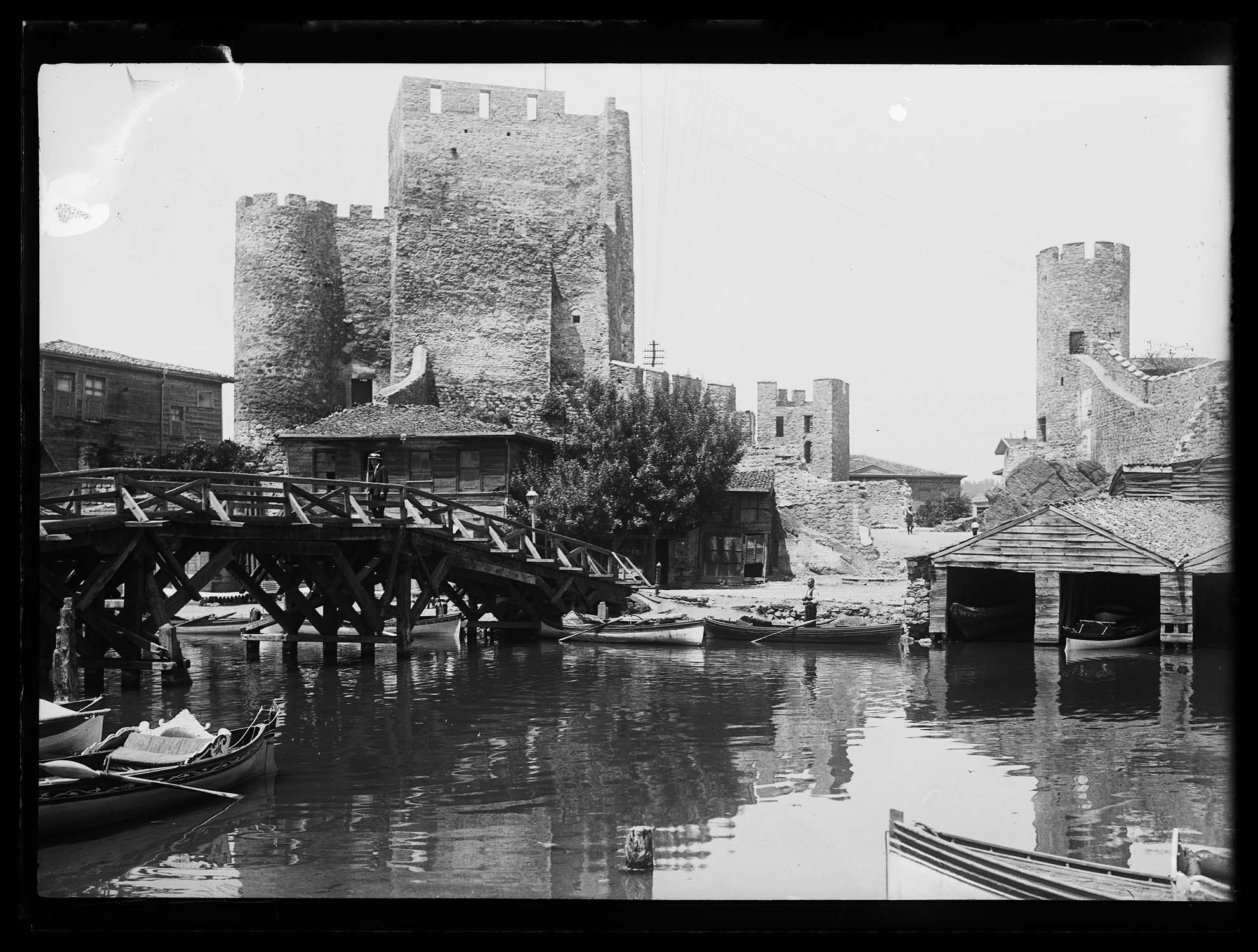 Le château et le Gök Su, avec l'ancien pont de bois